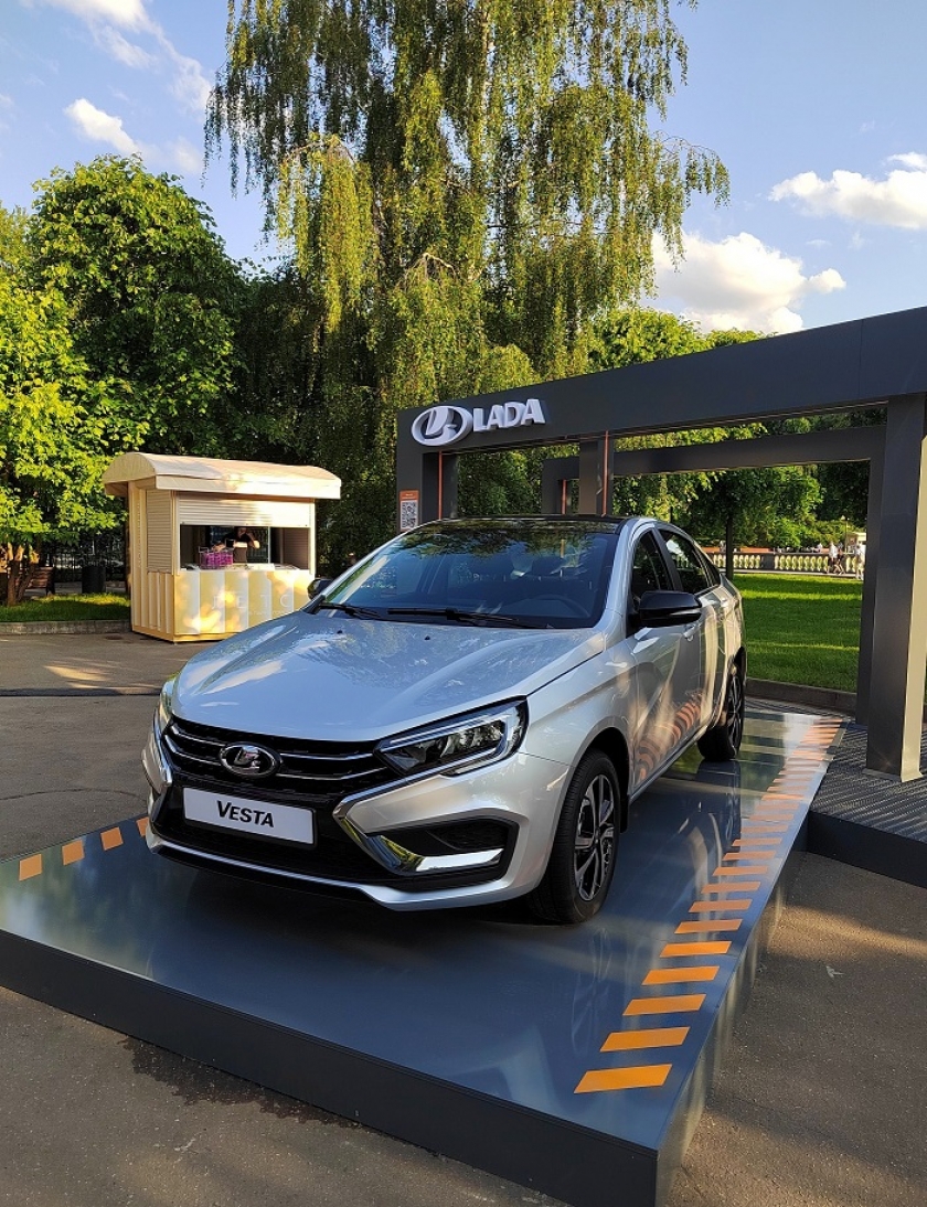Lada vesta нового поколения станет частью экспозиции в парке горького в москве